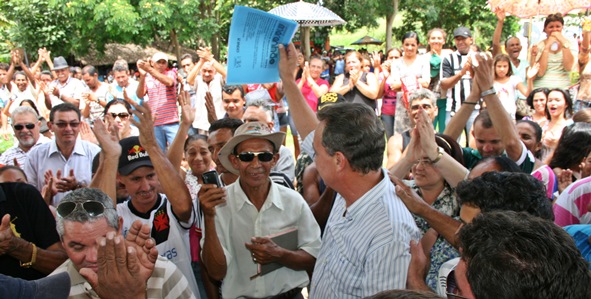 Secretário Luis Fernando exibe a ordem de serviço autorizando o início das obras em São Domingos do Maranhão.