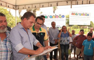 Luis Fernando Silva, ao lado do prefeito Sérgio Albuquerque e demais autoridades, assina ordem de serviço para pavimentação de rodovias