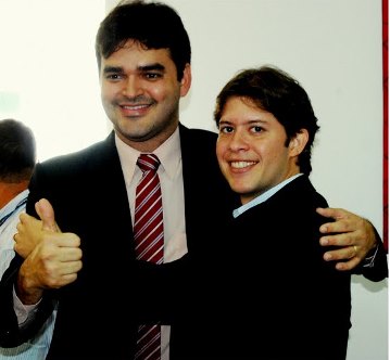 Deputado Rubens Júnior em um abraço caloroso com o prefeito Léo Coutinho