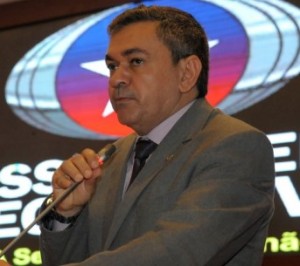 Antonio Pereira na tribuna da Assembleia.