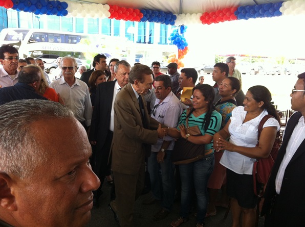 Ministro Lobão agradece a presença de lideranças no ato politico (foto: Blog do Neto Ferreira).