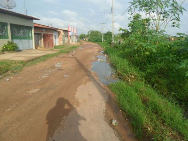 Rua Rio Branco que dá acesso a escola do estado.
