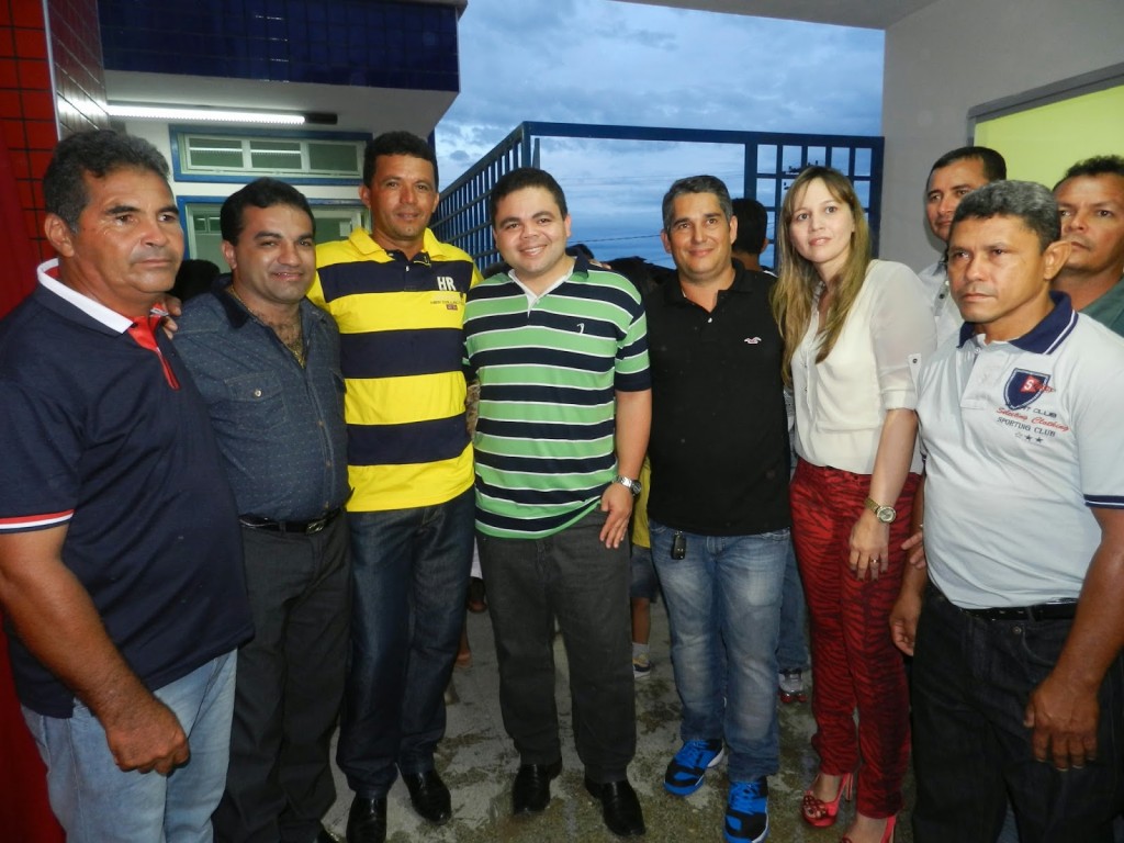 Ex-prefeito de Maranhãozinho acompanhado da esposa e do deputado federal Davizinho.