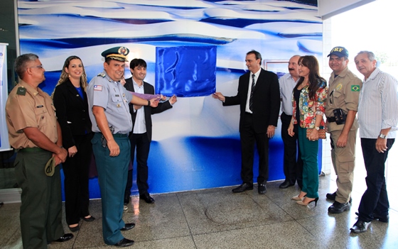 Autoridades participam da inauguração do hall.