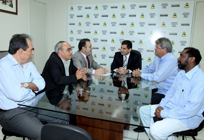 Secretário Ricardo Guterres reunido com o deputado gaúcho João Ficher, sindicalista Oniro da Silva Camilo e técnicos da Seme.