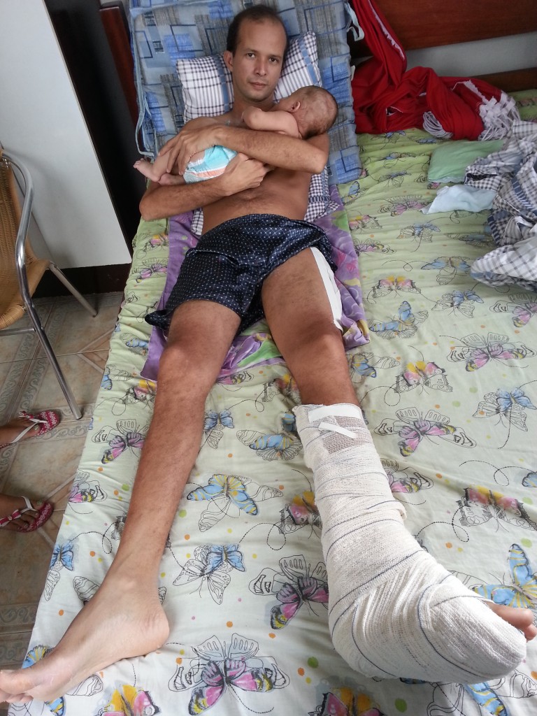 Maxuel dos Santos Neves já em casa com seu filho de apenas 3 meses no colo.