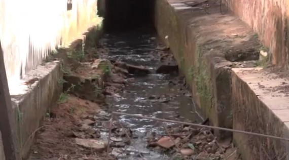 Galeria entupida no bairro Sacavém