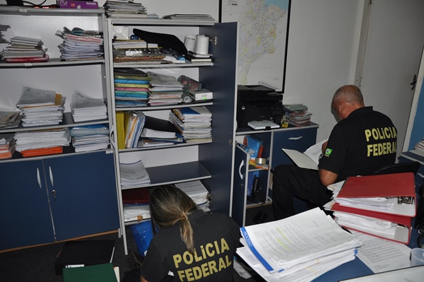 Os agentes da Polícia Federal vasculhando documentos na Dimensão Engenharia.