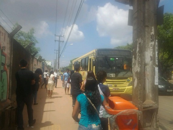 Ponto de ônibus no bairro Cidade Operária