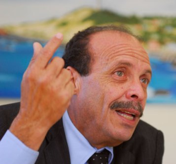 Deputado dá cheque sem fundo.