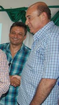 Ribamar Alves e Acionildo de mãos dadas felizes da vida.