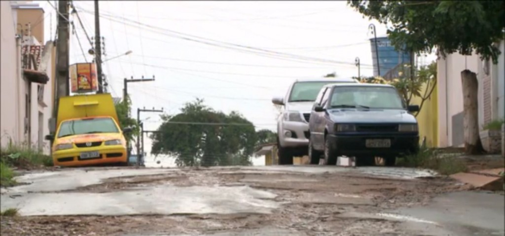 Ruas esburacadas de São Luís.