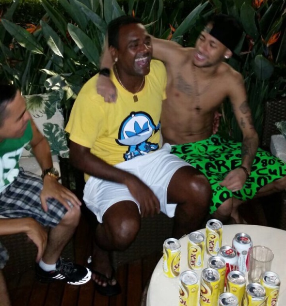 Kleber Pereira abraçado com Neymar Jr.