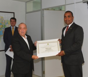 Desembargador Guerreiro Júnior diplomando Alberto Filho.