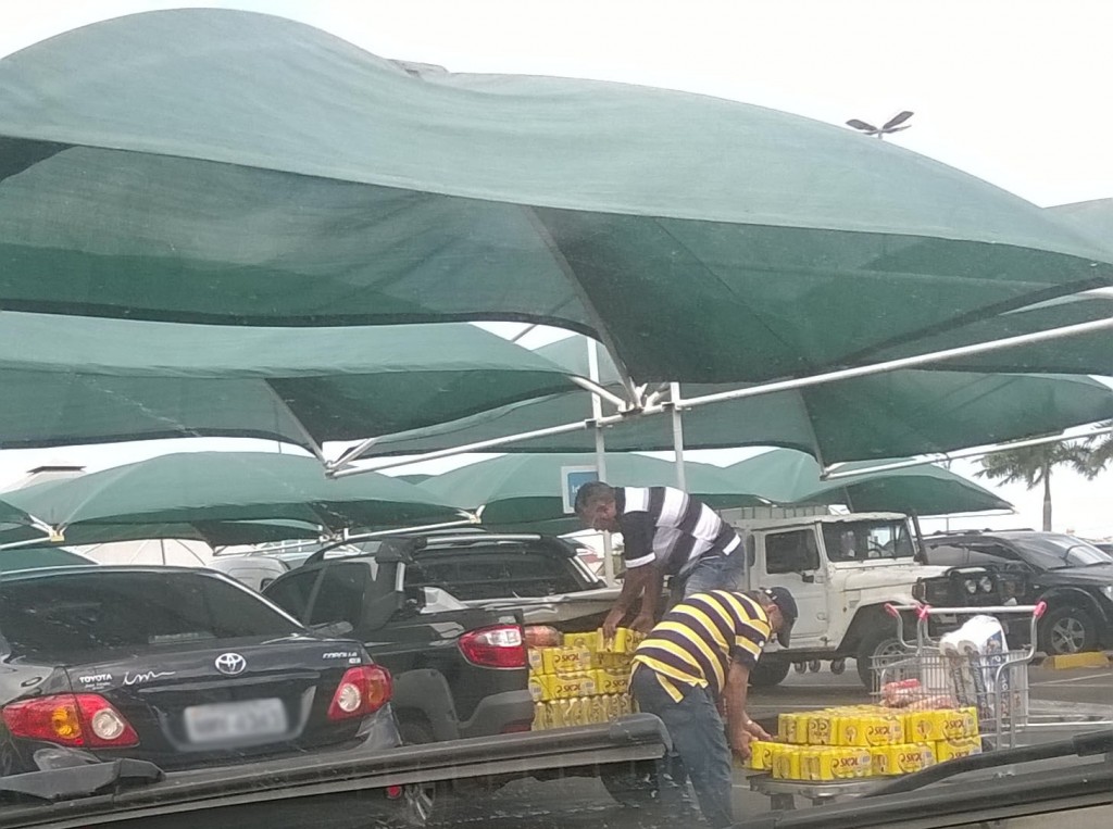 Vereador em supermercado abastecido de bebidas.