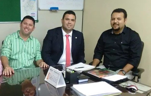 Prefeito Hernando Macedo, deputado Fábio Macedo e o secretário de Infraestrutura.