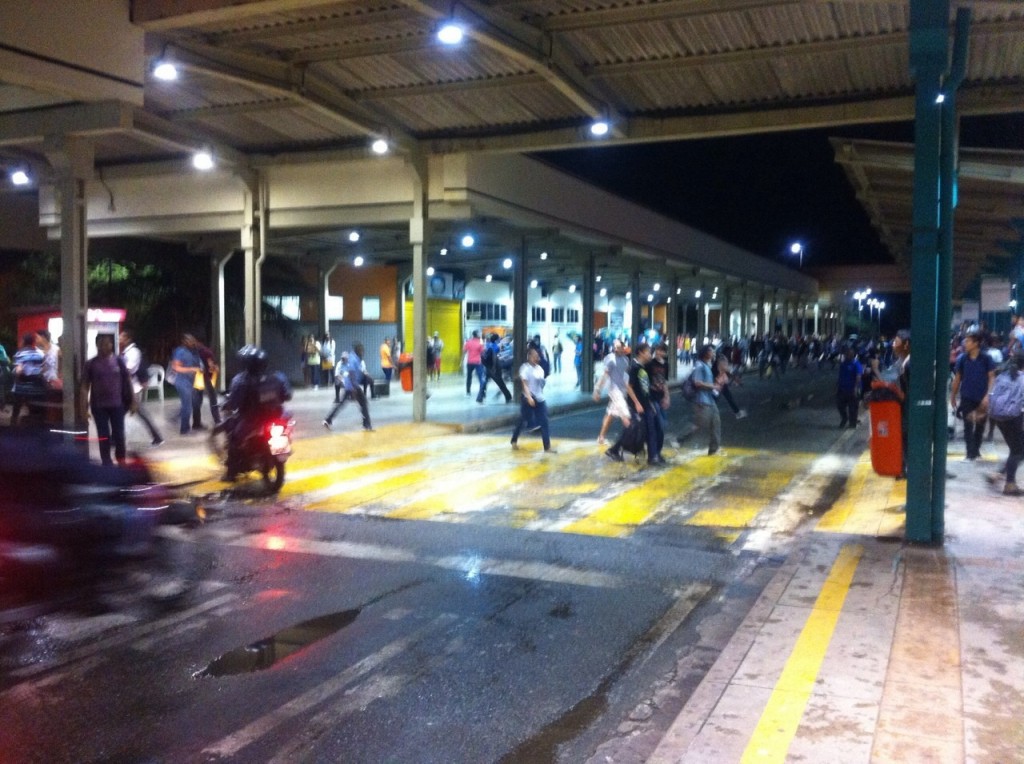 Alunos de escolas públicas durante protesto no Terminal de Integração (foto: Hilton Franco).