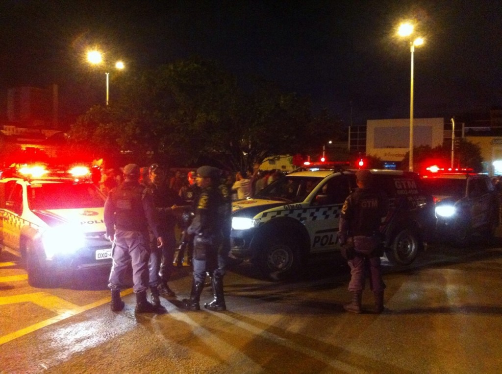 Policias acompanhando a manifestação (foto: Hilton Franco).