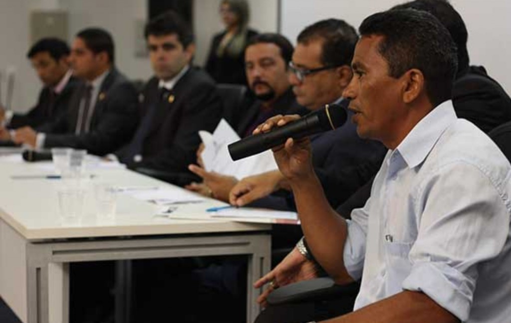 Deputados durante reunião.