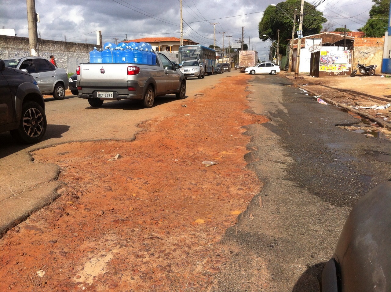 Asfalta de péssima qualidade começa a formar buracos (foto: Hilton Franco).