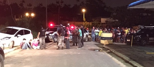 Momento em que a Polícia Militar prendeu três suspeitos (Foto: Divulgação/PMMA)