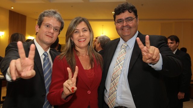 A candidata a presidência da da Ordem dos Advogados do Brasil no Maranhão (OAB-MA), Valéria Lauande entre o advogado Ulisses Cesar Souza e o atual presidente da OAB-MA, Mário Macieira.