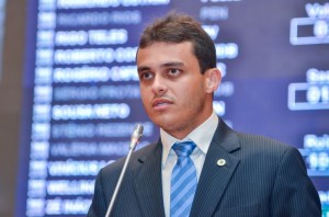 Deputado defende decisão de prefeito.