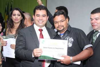 Prefeito Eric Costa com um dos novos servidores, Valmir Nascimento