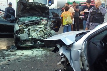 Colisão entre dois carros deixou 4 vítimas