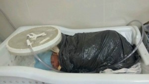 Bebê é enrolda em saco de lixo por falta de manta térmica em hospital