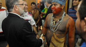 Foto ilustração - Índio Guajajara com político na Assembleia Legislativa do MA