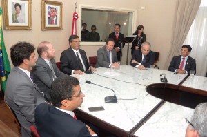 Políticos reunidos durante o lançamento do programa “Cidadão do Mundo”