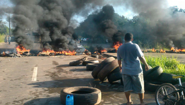 Moradores da Vila Maranhão bloqueiam o trânsito na BR-135
