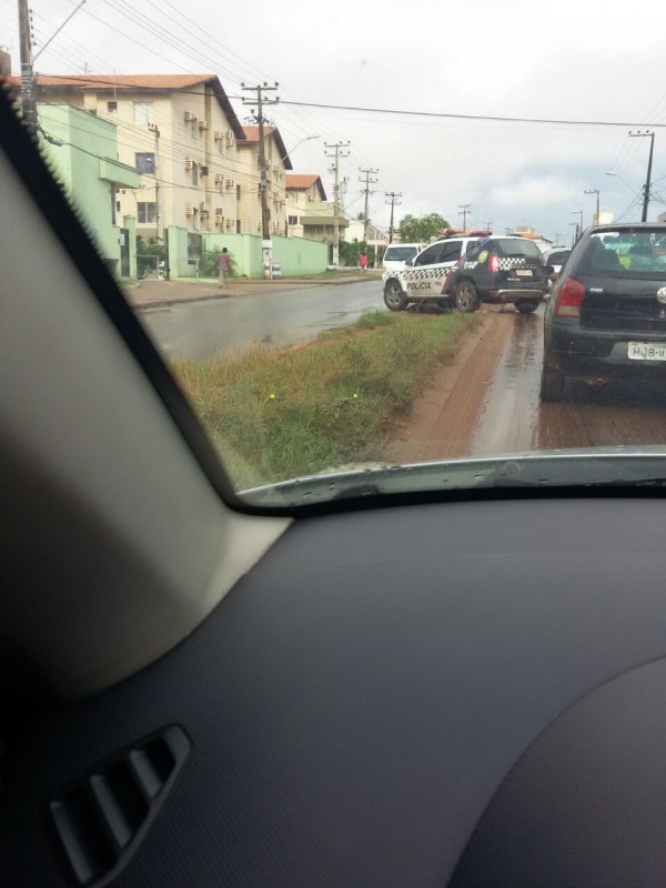Motorista de viatura faz retorno irregular em trecho movimentado na Estrada de Ribamar