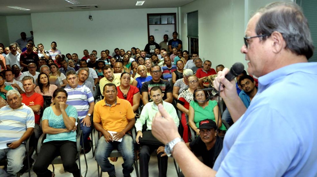 Coutinho durante reunião.