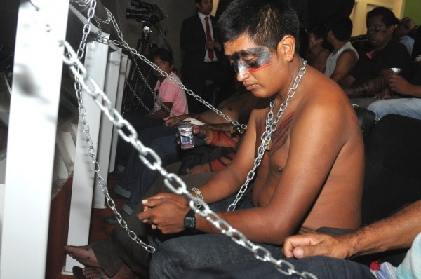 Índios Guajajaras continuam acorrentados na Assembleia
