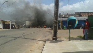 Moradores estão bloqueando dois pontos da Avenida Santos Dumont