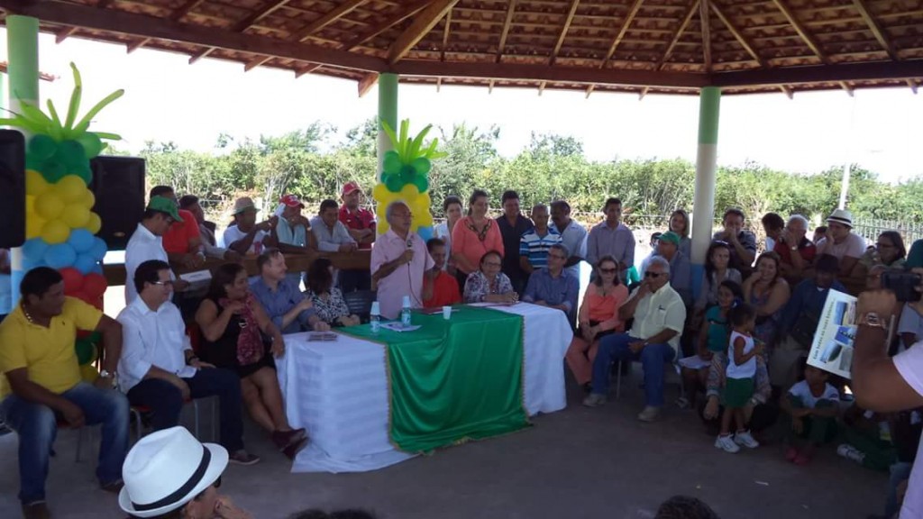 Prefeito Léo Costa discursando no dia da inauguração.