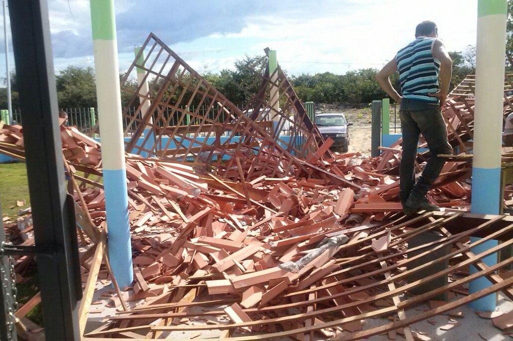 Escola desabou por péssimas condições de infraestrutura.