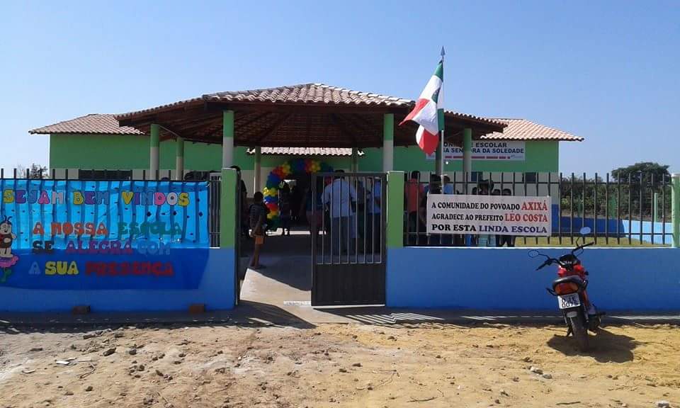 Escola no dia da inauguração.