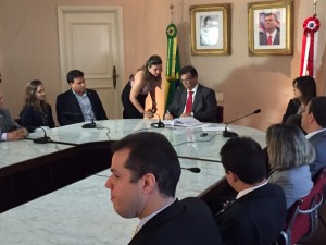 Felipe Camarão ao lado do governador Flávio Dino durante reunião de posse