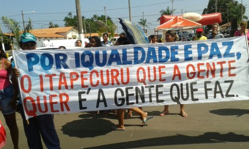 Manifestantes em frente à prefeitura de Itapecuru