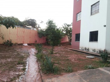 Areia e barro da obra de terraplanagem invadiram condomínio após estouro de um cano