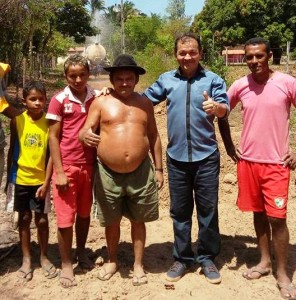 Prefeito Miltinho ao lado de moradores durante vistoria dos serviços de empiçarramento da estrada no povoado Estrela