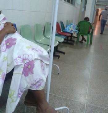 Crianças sendo medicadas no corredor do hospital