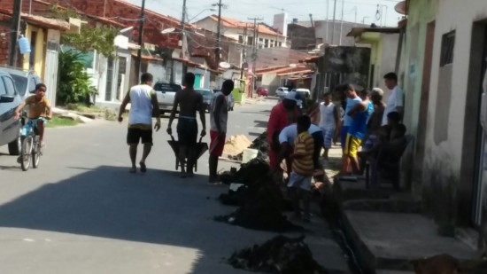 Moradores da Liberdade limpando as ruas