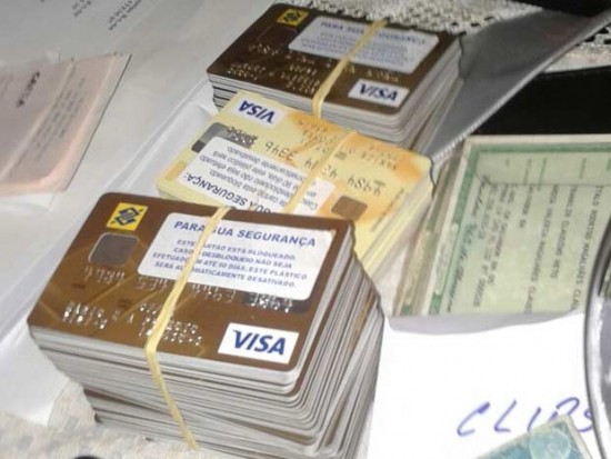 Cartões apreendidos com suspeitos de envolvimento em fraudes (Foto: Polícia Federal/Divulgação)