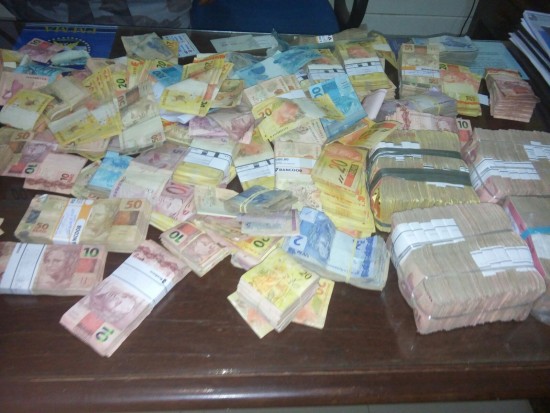 Dinheiro encontrado com os assaltantes 