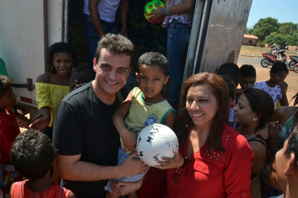Deputado estadual entrega presentes para crianças.