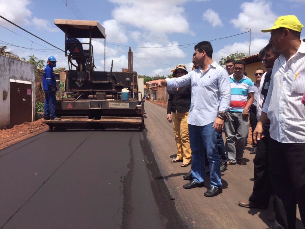 Gil Cutrim vistoriou os serviços de pavimentação e conversou com os moradores do Cohabiano.